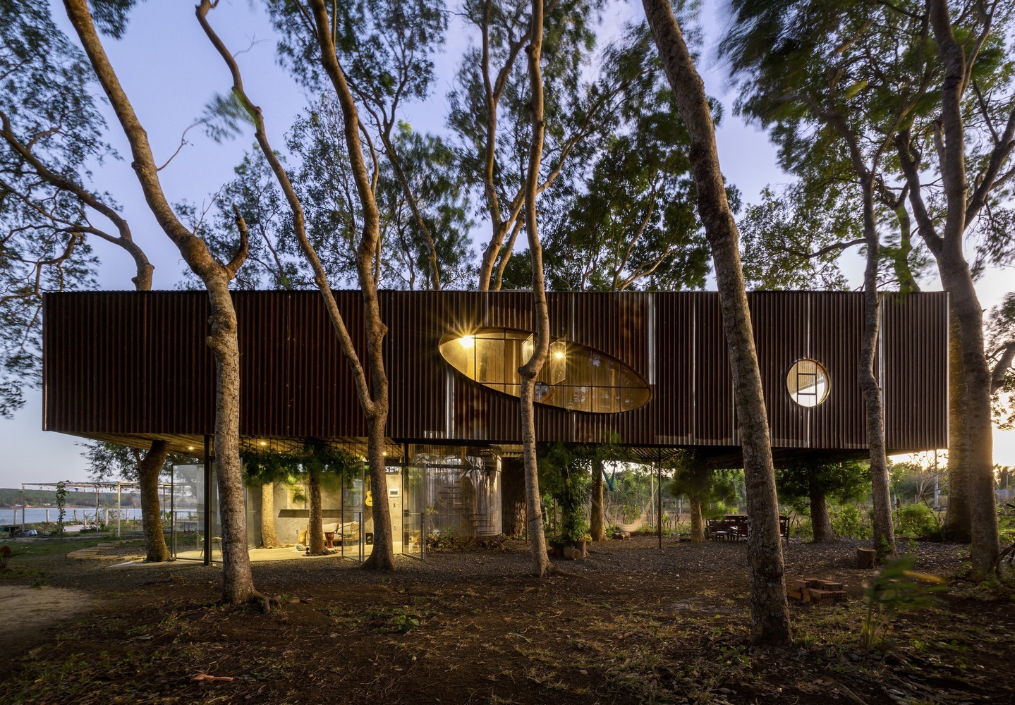 «Tree House by the Lake»