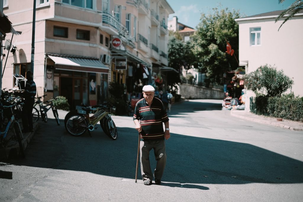 χωριό παππούς, γέρος, γερνούν δημογραφικό