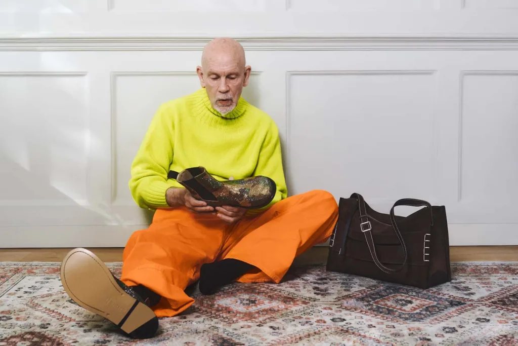 John Malkovich και JW Anderson: Η τέχνη της ησυχίας στη μόδα του 2026 Anderson