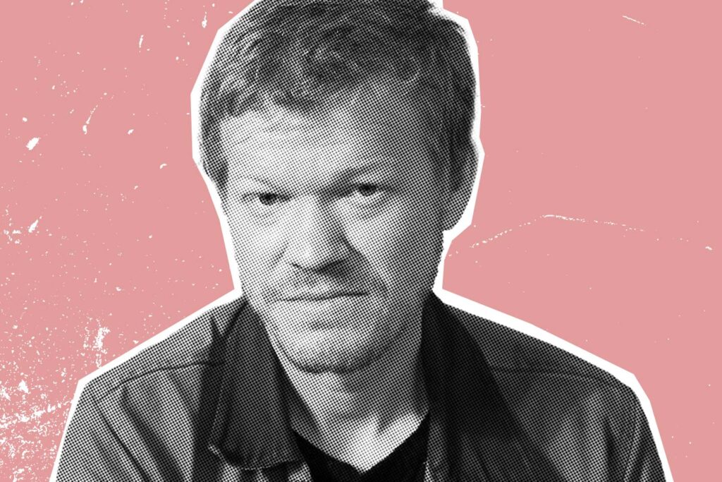 Με την ερμηνεία του στο “Bugonia” ο Τζέσι Πλέμονς περνά στην πρώτη γραμμή  Πλέμονς