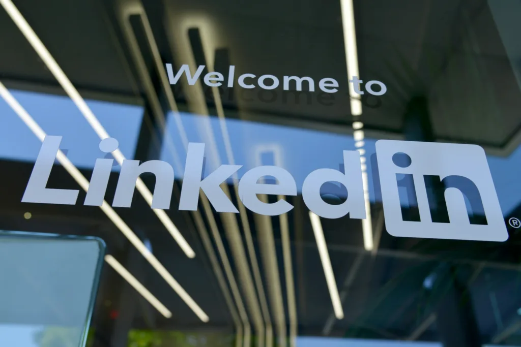 Κλονίζεται η επαγγελματική αξιοπιστία του LinkedIn LinkedIn
