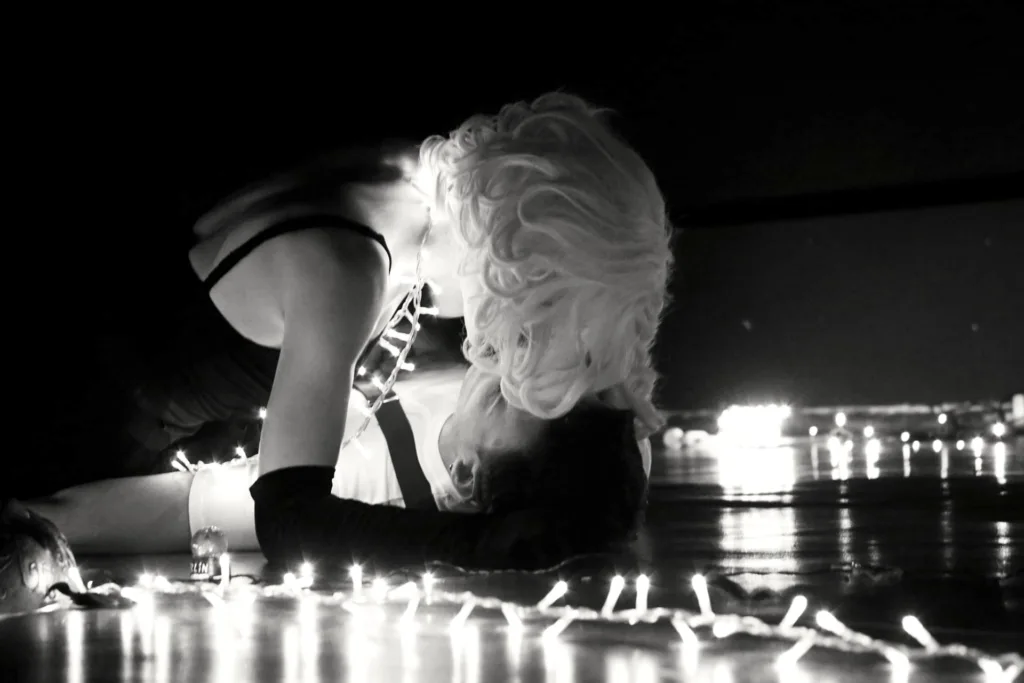 Στο “Θηριοτροφείο” το όνειρο ξεθωριάζει αλλά οι ρόλοι αρνούνται να πεθάνουν Θηριοτροφείο